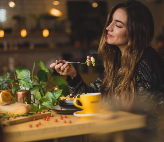 Comer com atenção plena: conheça os benefícios do mindful eating. comer com atenção plena