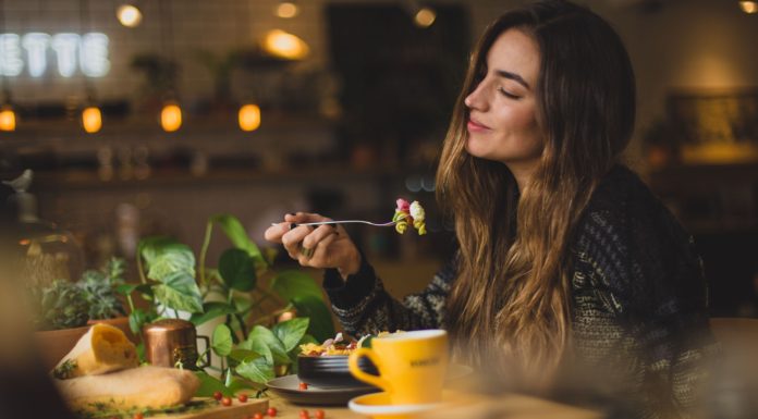 Comer com atenção plena: conheça os benefícios do mindful eating. comer com atenção plena